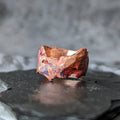 Découvrez la bague Pure en cuivre, une pièce unique à la texture érodée. Patine rouge naturelle créée à la flamme. Bijou artisanal fabriqué en Corse par Fabien Martinet.