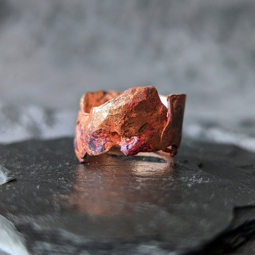 Découvrez la bague Pure en cuivre, une pièce unique à la texture érodée. Patine rouge naturelle créée à la flamme. Bijou artisanal fabriqué en Corse par Fabien Martinet.