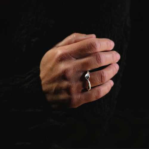 Bague Galet Naufrage en argent 925 massif, design organique et artisanal pour homme et femme