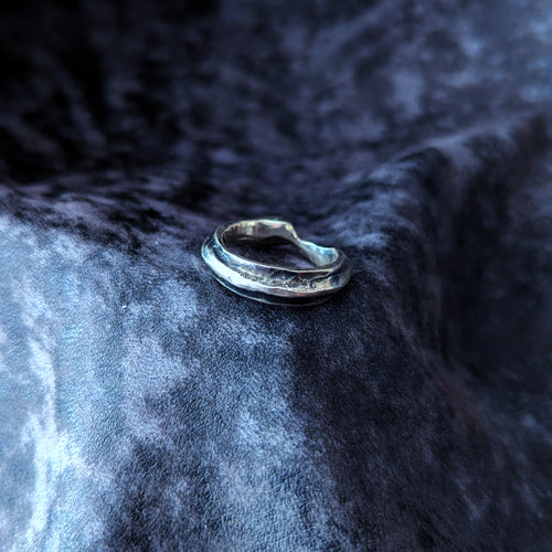 Bague Galet Naufrage en argent 925 massif, design organique et artisanal pour homme et femme
