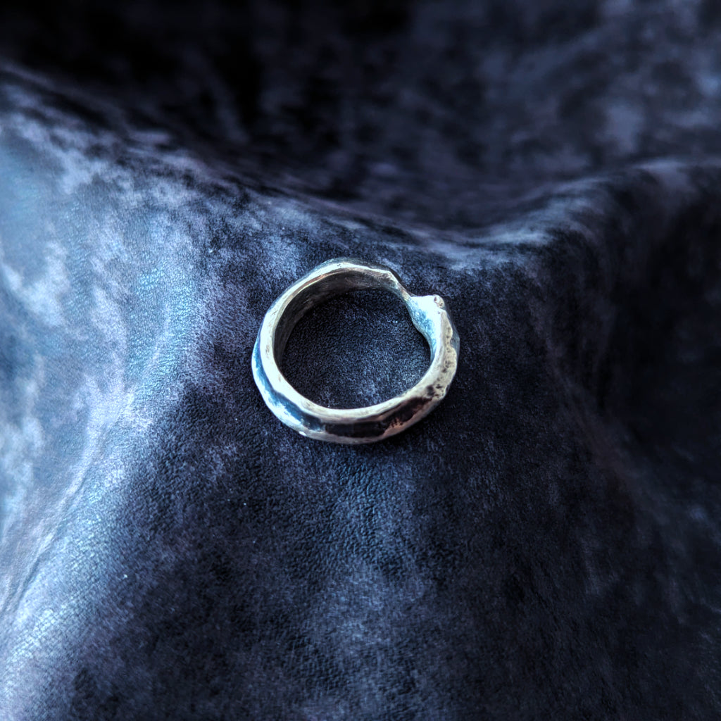 Bague Galet Naufrage en argent 925 massif, design organique et artisanal pour homme et femme