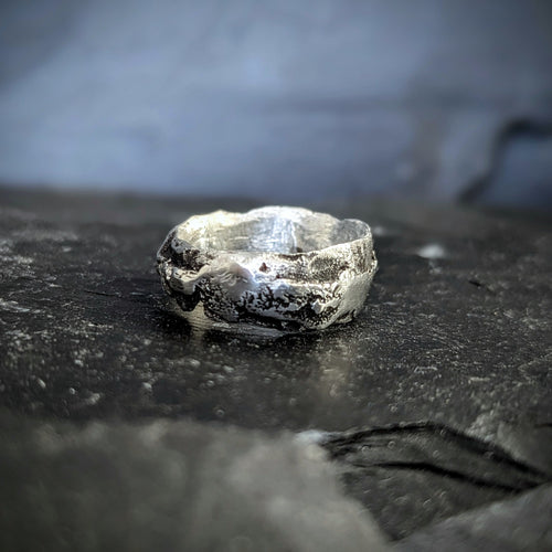 Découvrez la bague Magma en étain sans plomb. Un bijou à la texture érodée et organique, fabriqué à la main en Corse. Pièce unique au design brut.