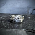 Découvrez la bague Magma en étain sans plomb. Un bijou à la texture érodée et organique, fabriqué à la main en Corse. Pièce unique au design brut.