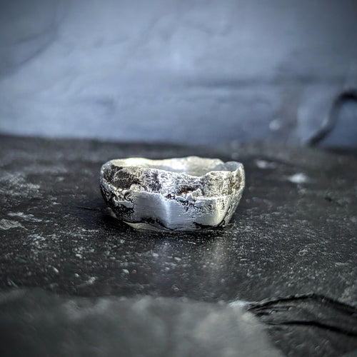 Découvrez la bague Magma en étain sans plomb. Un bijou à la texture érodée et organique, fabriqué à la main en Corse. Pièce unique au design brut.