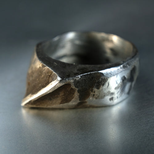 Découvrez la bague Shark en étain sans plomb. Un design audacieux aux lignes acérées et à la texture érodée. Bijou unique fabriqué artisanalement en Corse.