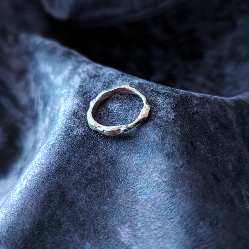 Bague argent massif 925. Fabrication artisanale. Pièce unique. Bijoux fabriqués en Corse par Fabien Martinet.