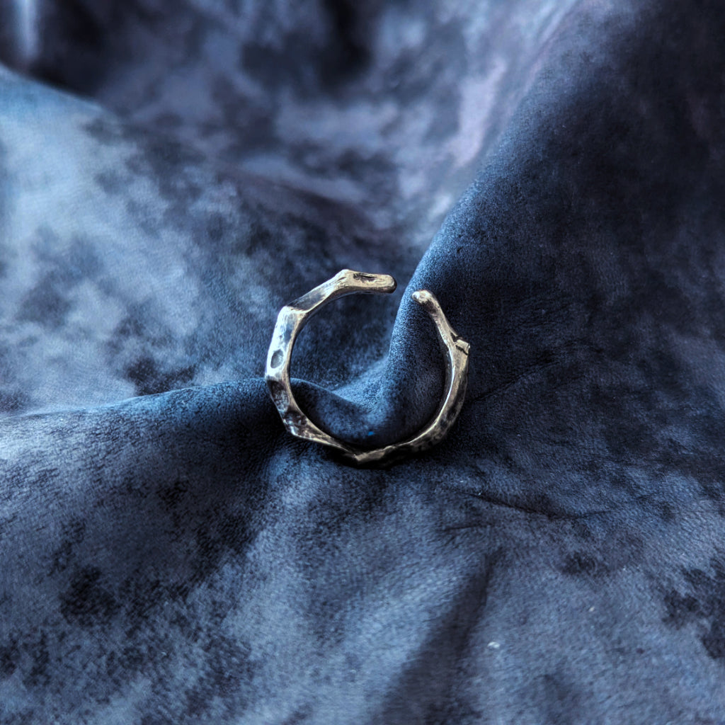 Bague argent massif 925. Fabrication artisanale. Pièce unique. Bijoux fabriqués en Corse par Fabien Martinet.