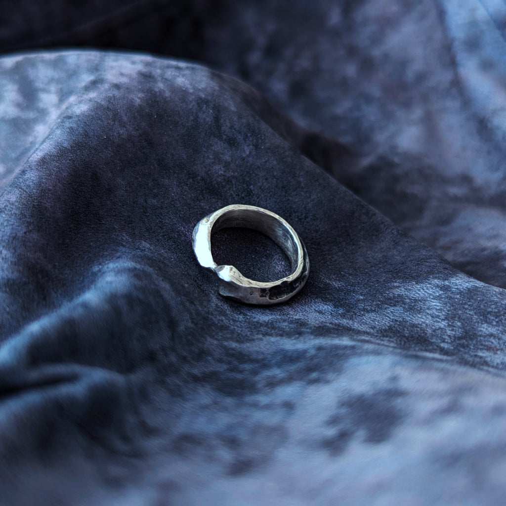 Bague argent massif 925. Fabrication artisanale. Pièce unique. Bijoux fabriqués en Corse par Fabien Martinet.