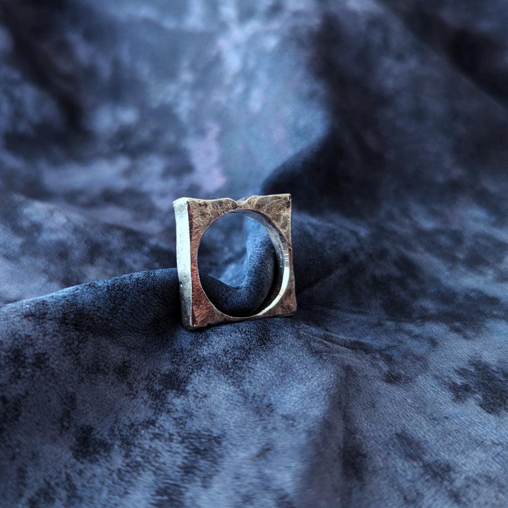 Bague argent massif 925. Fabrication artisanale. Pièce unique. Bijoux fabriqués en Corse par Fabien Martinet.