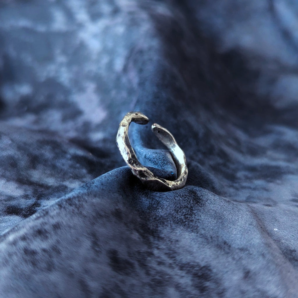 Bague argent massif 925. Fabrication artisanale. Pièce unique. Bijoux fabriqués en Corse par Fabien Martinet.