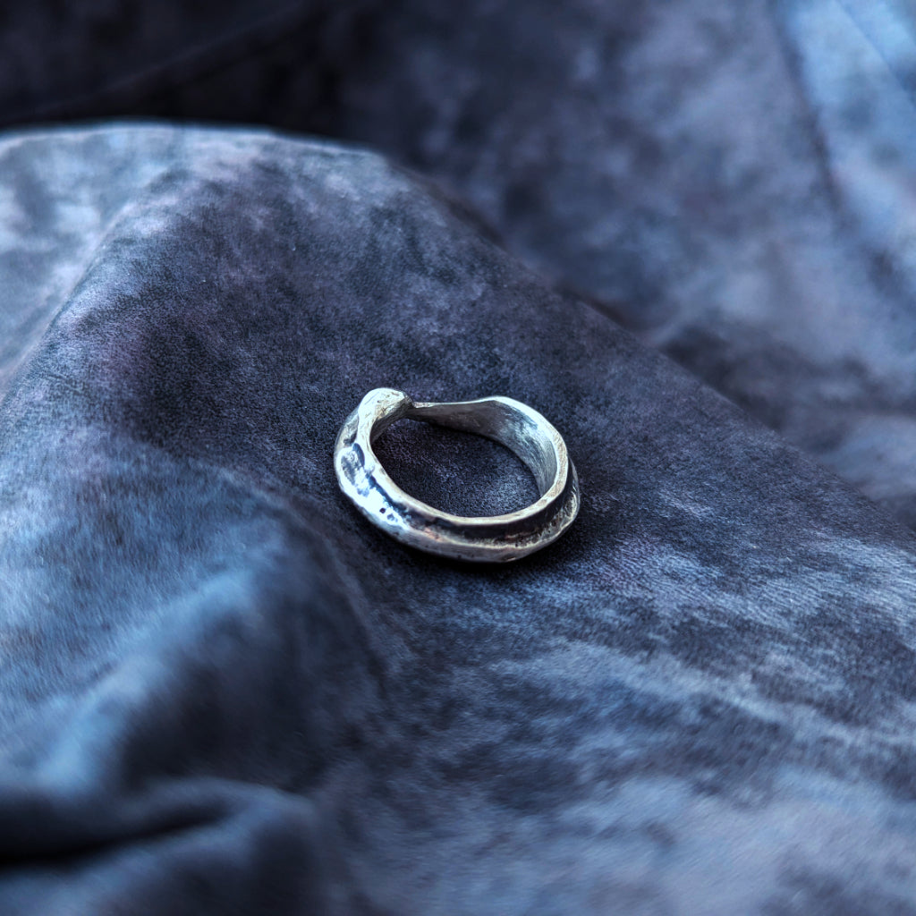 Bague argent massif 925. Fabrication artisanale. Pièce unique. Bijoux fabriqués en Corse par Fabien Martinet.