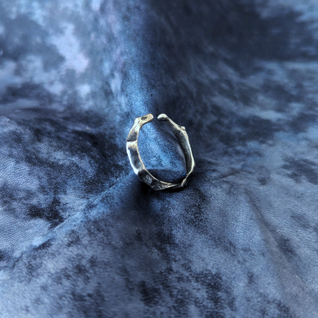 Bague argent massif 925. Fabrication artisanale. Pièce unique. Bijoux fabriqués en Corse par Fabien Martinet.