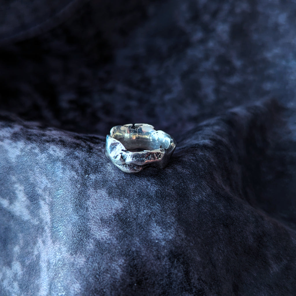 Bague argent massif 925. Fabrication artisanale. Pièce unique. Bijoux fabriqués en Corse par Fabien Martinet.