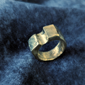 Bague en Laiton à texture érodée. Fabrication artisanale. Pièce unique. Bijoux fabriqués en Corse par Fabien Martinet.