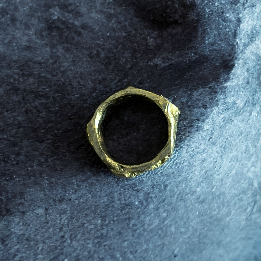 Bague en Laiton à texture érodée. Fabrication artisanale. Pièce unique. Bijoux fabriqués en Corse par Fabien Martinet.