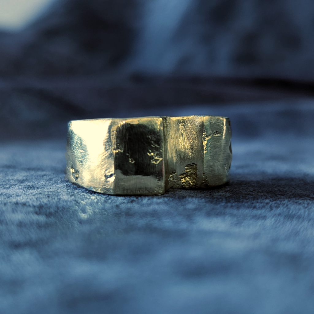 Bague en Laiton à texture érodée. Fabrication artisanale. Pièce unique. Bijoux fabriqués en Corse par Fabien Martinet.