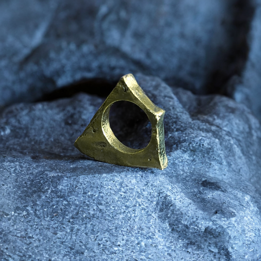 Bague en Laiton à texture érodée. Fabrication artisanale. Pièce unique. Bijoux fabriqués en Corse par Fabien Martinet.