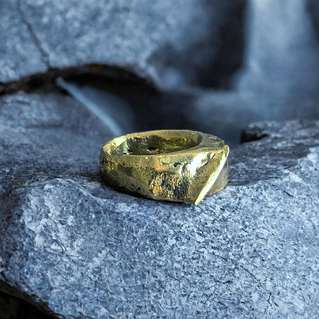 Bague en Laiton à texture érodée. Fabrication artisanale. Pièce unique. Bijoux fabriqués en Corse par Fabien Martinet.