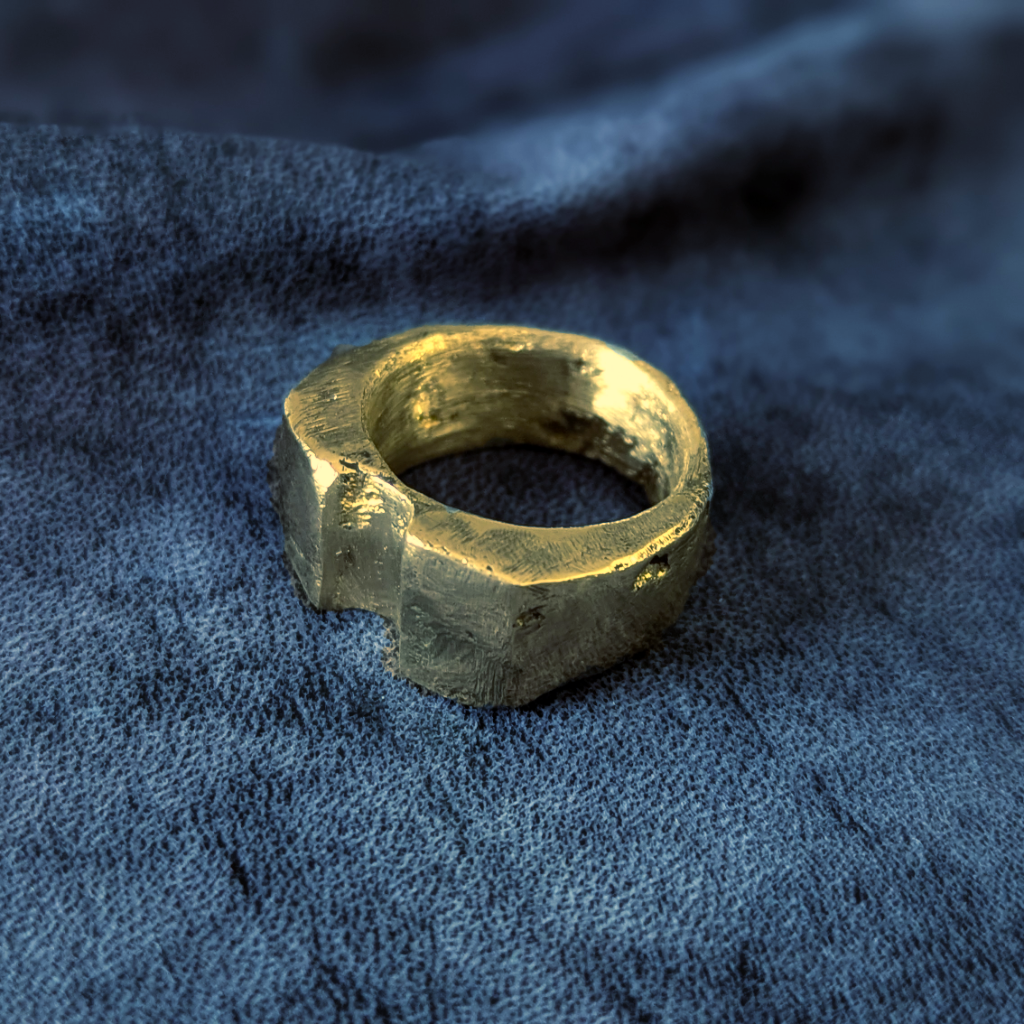 Bague en Laiton à texture érodée. Fabrication artisanale. Pièce unique. Bijoux fabriqués en Corse par Fabien Martinet.