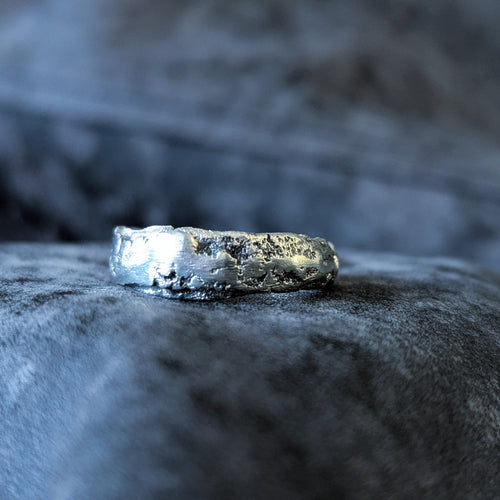 Découvrez la bague "Cratère" en étain pur. Un design puissant aux reliefs profonds inspirés des textures minérales. Bijou unique fabriqué à la main en Corse.