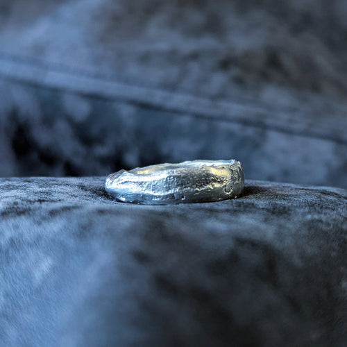 Découvrez la bague "Cratère" en étain pur. Un design puissant aux reliefs profonds inspirés des textures minérales. Bijou unique fabriqué à la main en Corse.