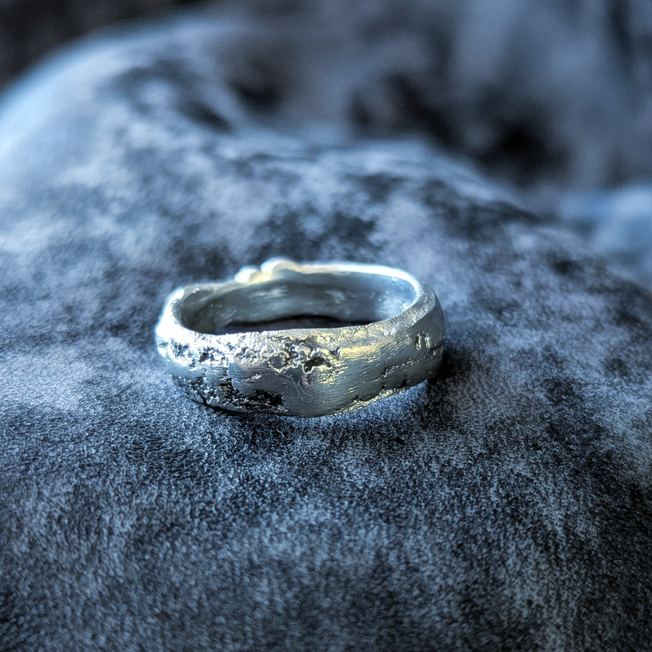 Bague étain à texture érodée sans plomb. Exemplaire unique. Patine noire. Fabrication artisanale. Pièce unique. Bijoux fabriqués en Corse par Fabien Martinet.