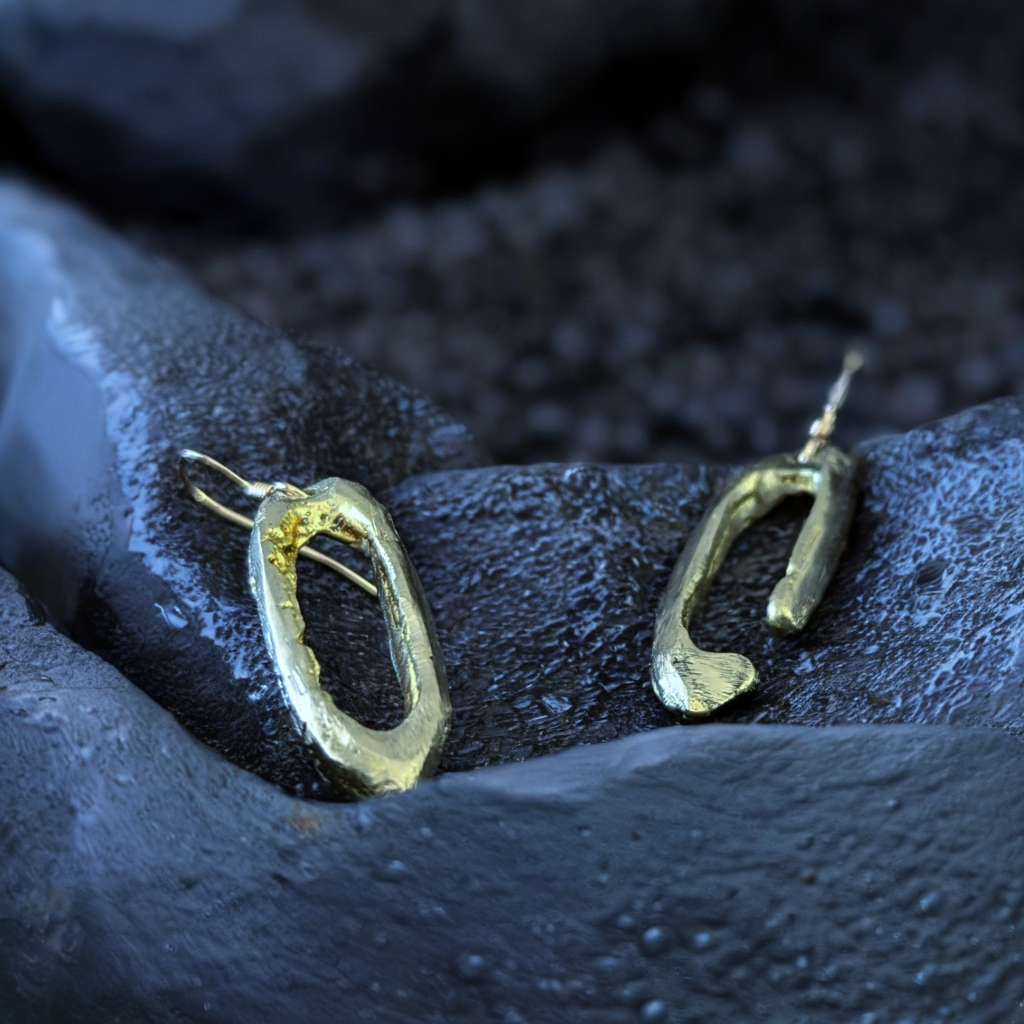 Boucles d'oreilles en Laiton à texture érodée. Fabrication artisanale. Pièce unique. Bijoux fabriqués en Corse par Fabien Martinet.