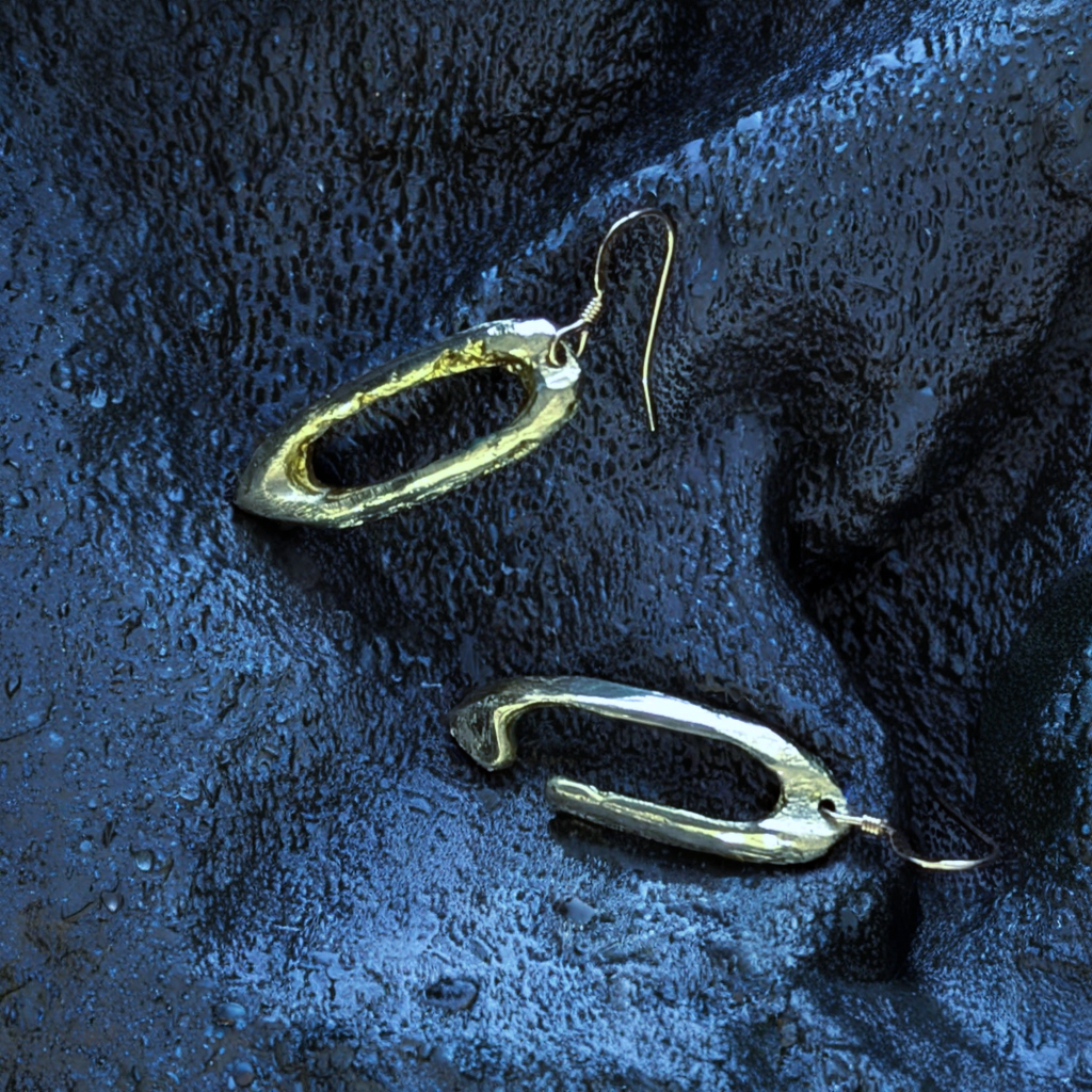 Boucles d'oreilles en Laiton à texture érodée. Fabrication artisanale. Pièce unique. Bijoux fabriqués en Corse par Fabien Martinet.