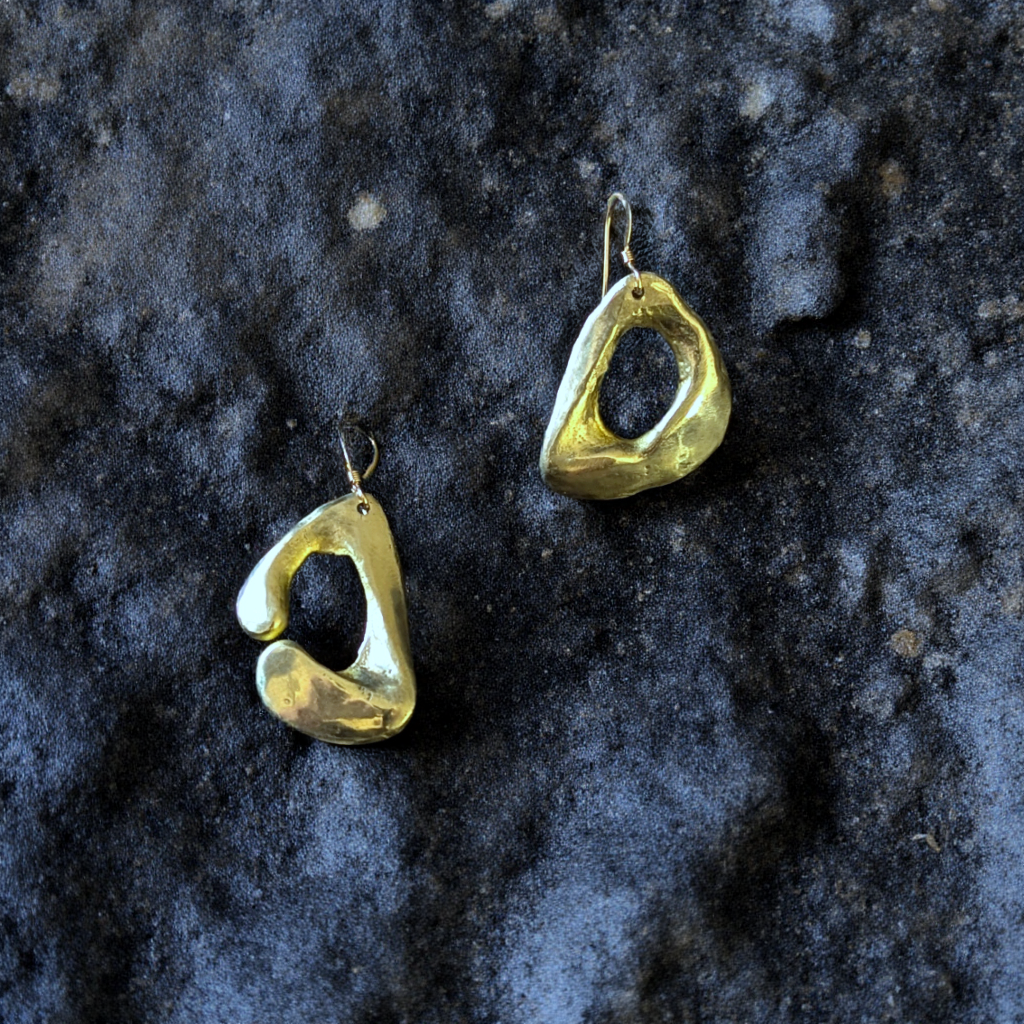 Boucles d'oreilles en Laiton à texture érodée. Fabrication artisanale. Pièce unique. Bijoux fabriqués en Corse par Fabien Martinet.