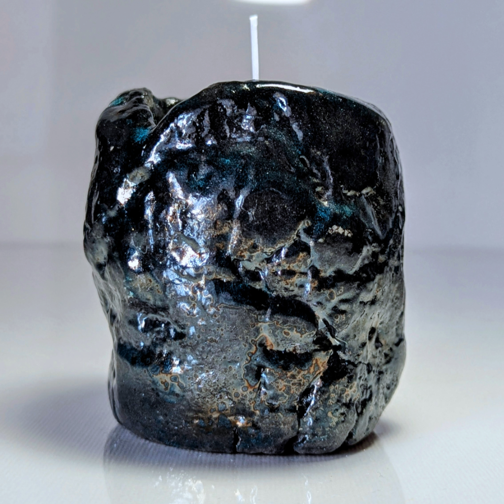 Sculpture / Objet de collection.
Forme de roche volcanique.&nbsp;
Lava "Argile, feu et eau".

Grès, technique du Kurinuki.

Bougie à la cire de Soja 100 % naturelle et écoresponsable.
Bougie parfumée :
Création du parfum avec comme :
Notes de Tête : Clémentine, Citron
Notes de Cœur : Œillet, Ylang-Ylang
Notes de Fond : Santal, Cannelle, Tonka, Vanille
Mèche de bougie fabriquée 100% en coton naturelle.
Le bougeoir et le parfum sont créé de manière artisanale par Fabien Martinet.