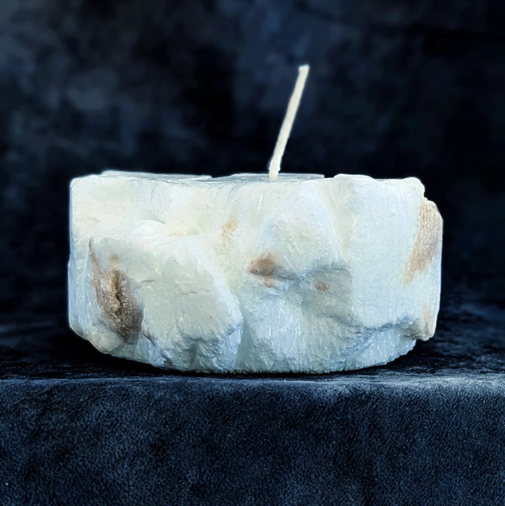 Bougie sculpture en cire de palme texture minérale.