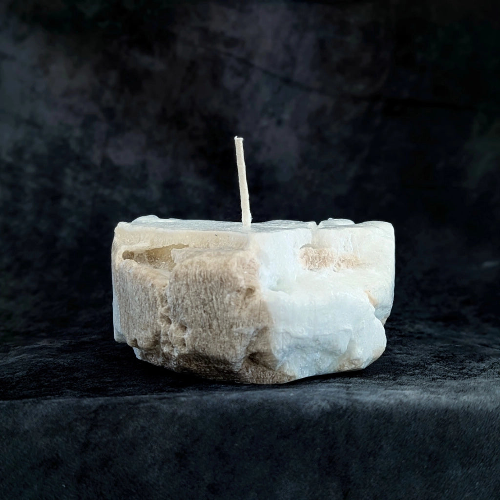 Bougie sculpture en cire de palme texture minérale.