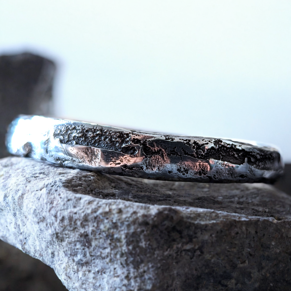 Bracelet Argent massif 925/1000 à texture érodée.
Exemplaire unique.
Patine noire. 
Fabrication artisanale.
Le métal peu légèrement s'ajuster.
Bijoux fabriqués en Corse par Fabien Martinet.