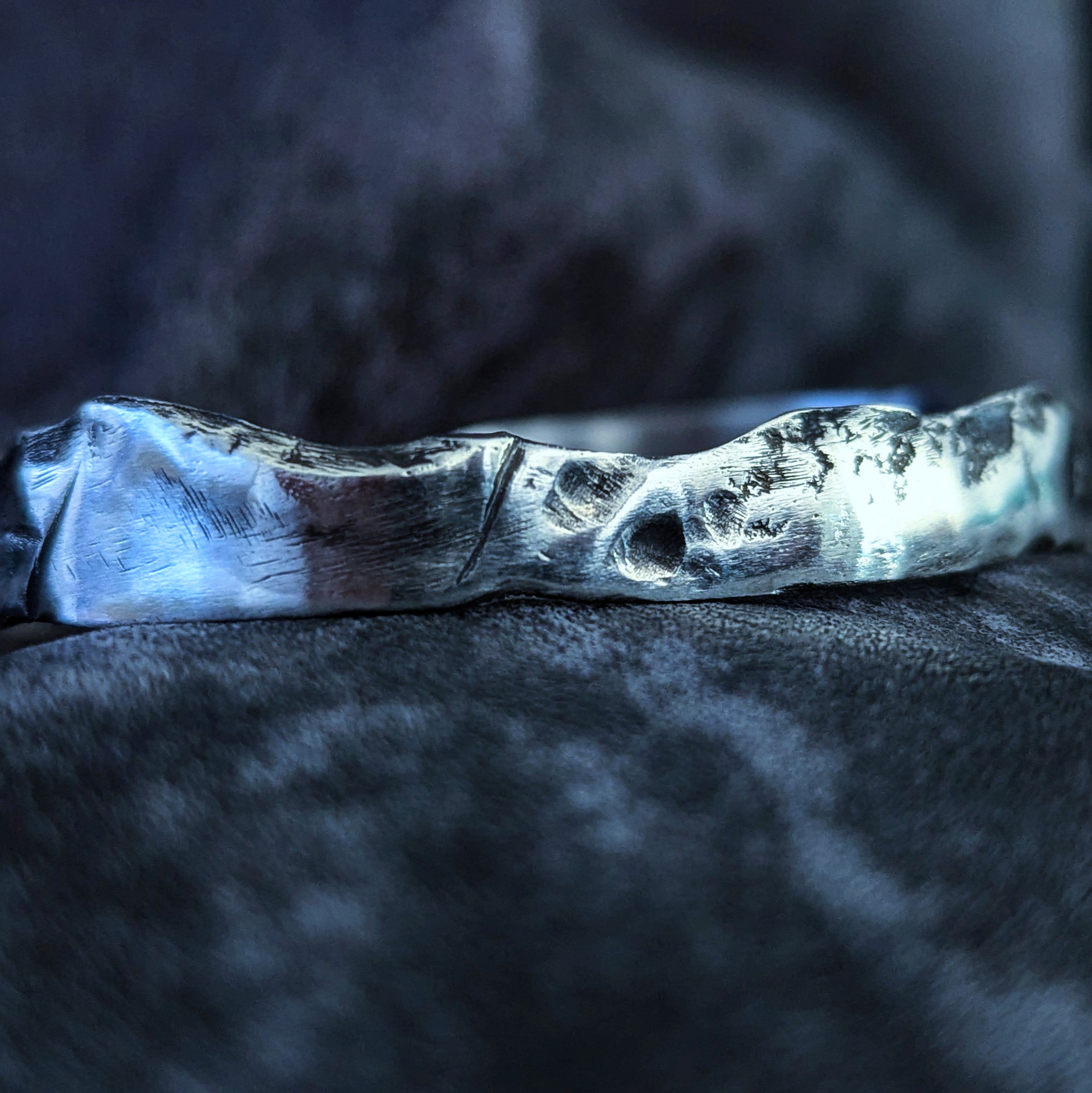 Bracelet Argent massif 925/1000 à texture érodée. Exemplaire unique. Patine noire. Fabrication artisanale. Pièce unique. Bijoux fabriqués en Corse par Fabien Martinet.