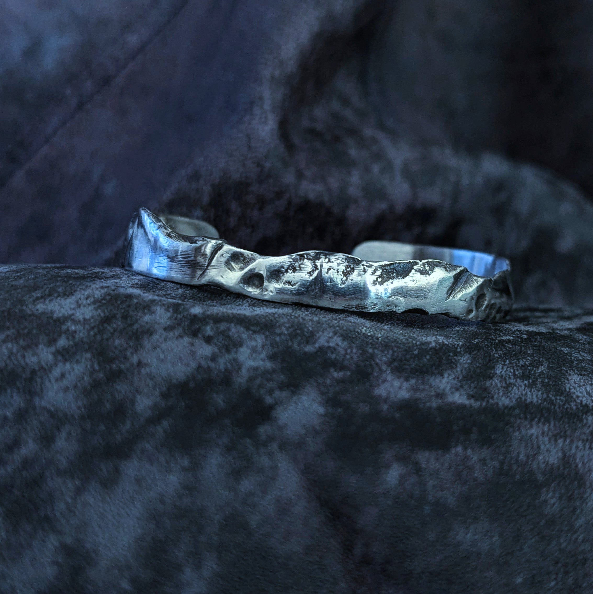 Bracelet Argent massif 925/1000 à texture érodée. Exemplaire unique. Patine noire. Fabrication artisanale. Pièce unique. Bijoux fabriqués en Corse par Fabien Martinet.