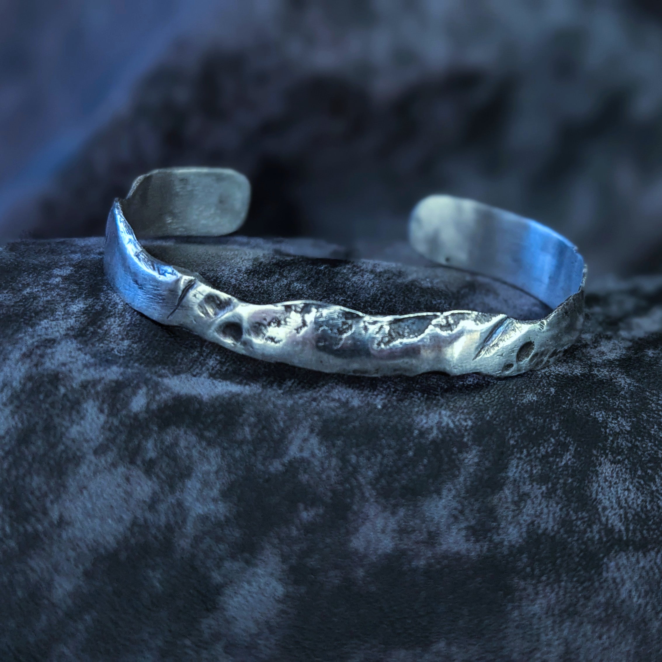 Bracelet Argent massif 925/1000 à texture érodée. Exemplaire unique. Patine noire. Fabrication artisanale. Pièce unique. Bijoux fabriqués en Corse par Fabien Martinet.