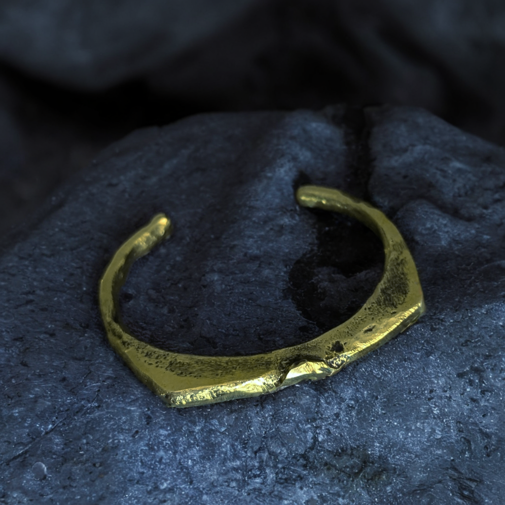 Bracelet en Laiton à texture érodée. Fabrication artisanale. Pièce unique. Bijoux fabriqués en Corse par Fabien Martinet.