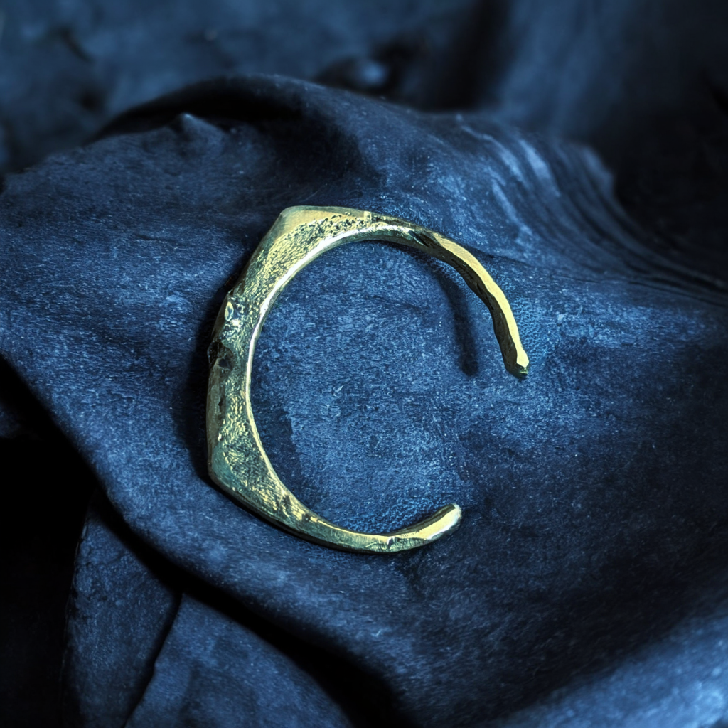 Bracelet en Laiton à texture érodée. Fabrication artisanale. Pièce unique. Bijoux fabriqués en Corse par Fabien Martinet.