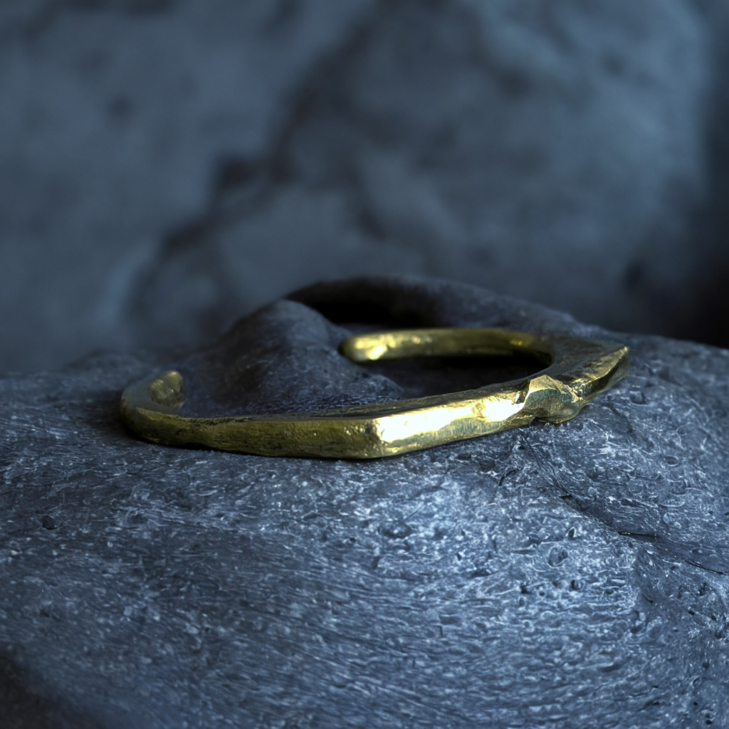 Bracelet en Laiton à texture érodée. Fabrication artisanale. Pièce unique. Bijoux fabriqués en Corse par Fabien Martinet.
