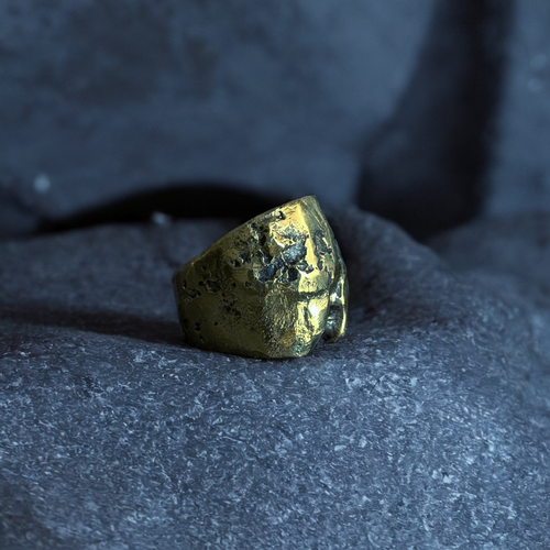 Chevalière en Laiton à texture érodée. Fabrication artisanale. Pièce unique. Bijoux fabriqués en Corse par Fabien Martinet.