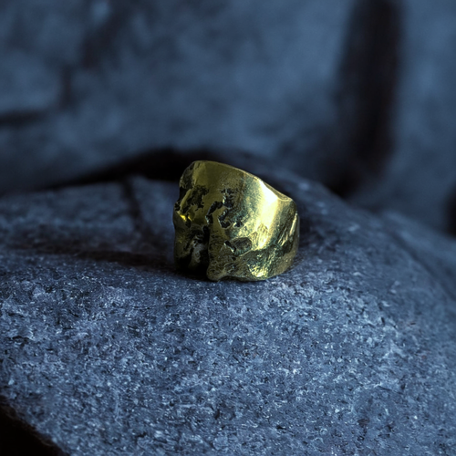 Chevalière en Laiton à texture érodée. Fabrication artisanale. Pièce unique. Bijoux fabriqués en Corse par Fabien Martinet.