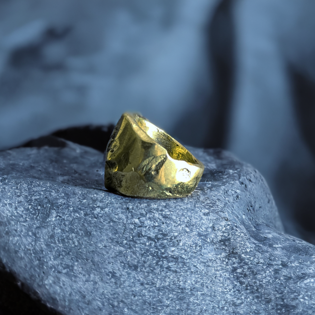 Bague en Laiton à texture érodée. Fabrication artisanale. Pièce unique. Bijoux fabriqués en Corse par Fabien Martinet.