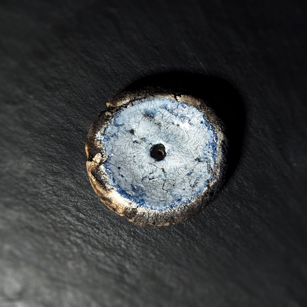 Sculpture / Objet de collection.
Porte encens Magma en grés.
Poids environ 100 grammes.
Dim. environ 6.5 cm x 2 cm.
Le porte encens est créé de manière artisanale par Fabien Martinet, Artisan Designer sur Ajaccio.
Contrairement à la céramique produite en série, du moulage à la cuisson, tout est étroitement contrôlé.
La pièce ainsi créée est unique : elle ne pourra jamais être reproduite.