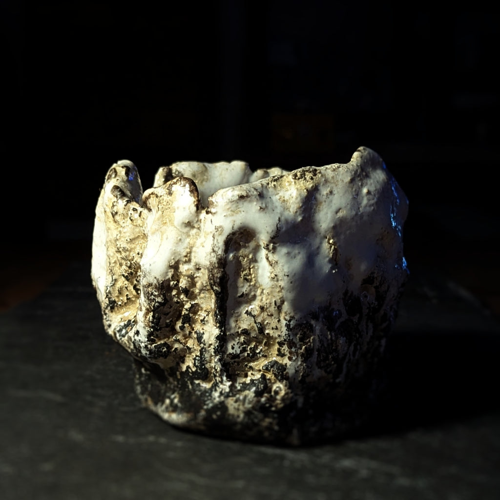 Sculpture / Objet de collection.
Porte encens "Gabbro" en grés.
Poids environ 550 grammes.
Dim. environ 9 cm x 10 cm.
Le porte encens est créé de manière artisanale par Fabien Martinet, Artisan Designer sur Ajaccio.
Contrairement à la céramique produite en série, du moulage à la cuisson, tout est étroitement contrôlé.
La pièce ainsi créée est unique : elle ne pourra jamais être reproduite.