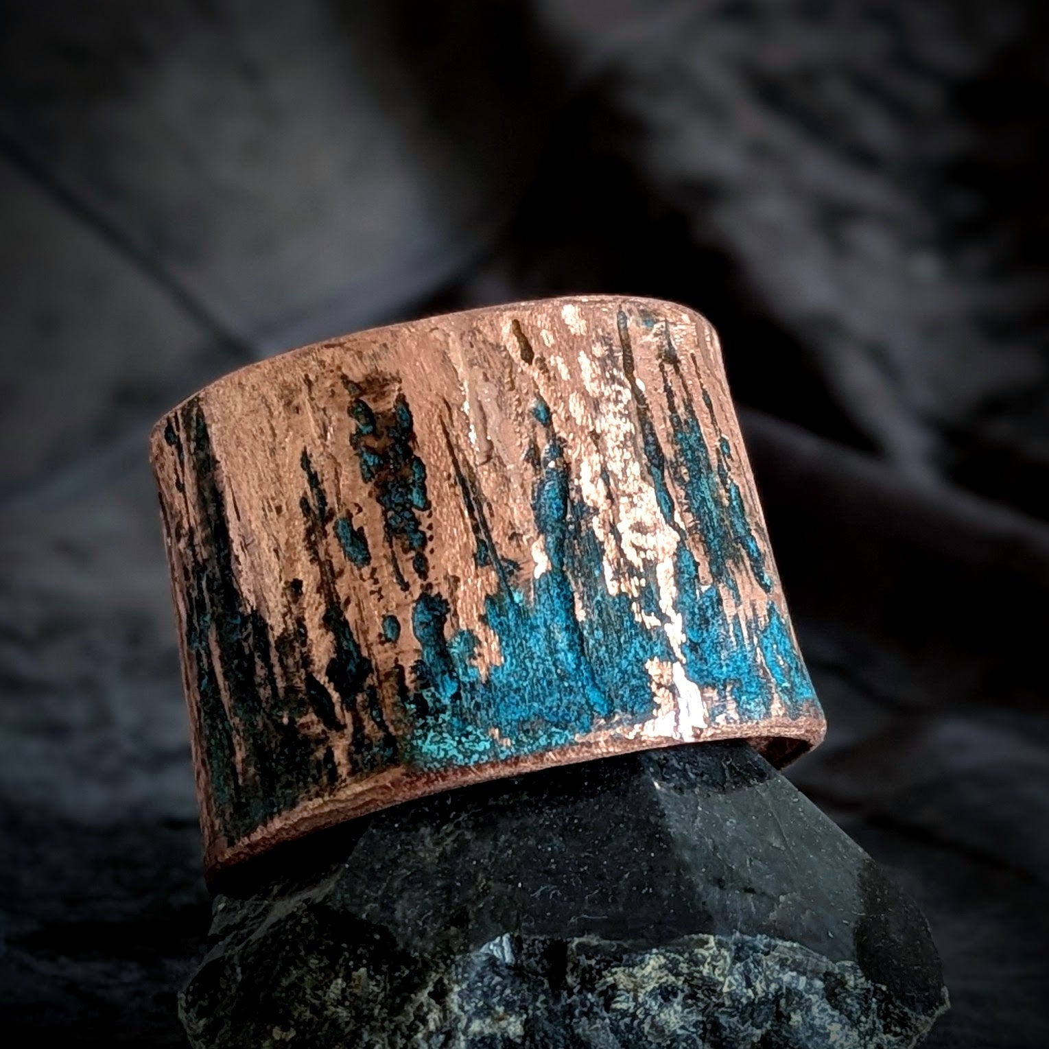 Bracelet manchette cuivre patine bleue.