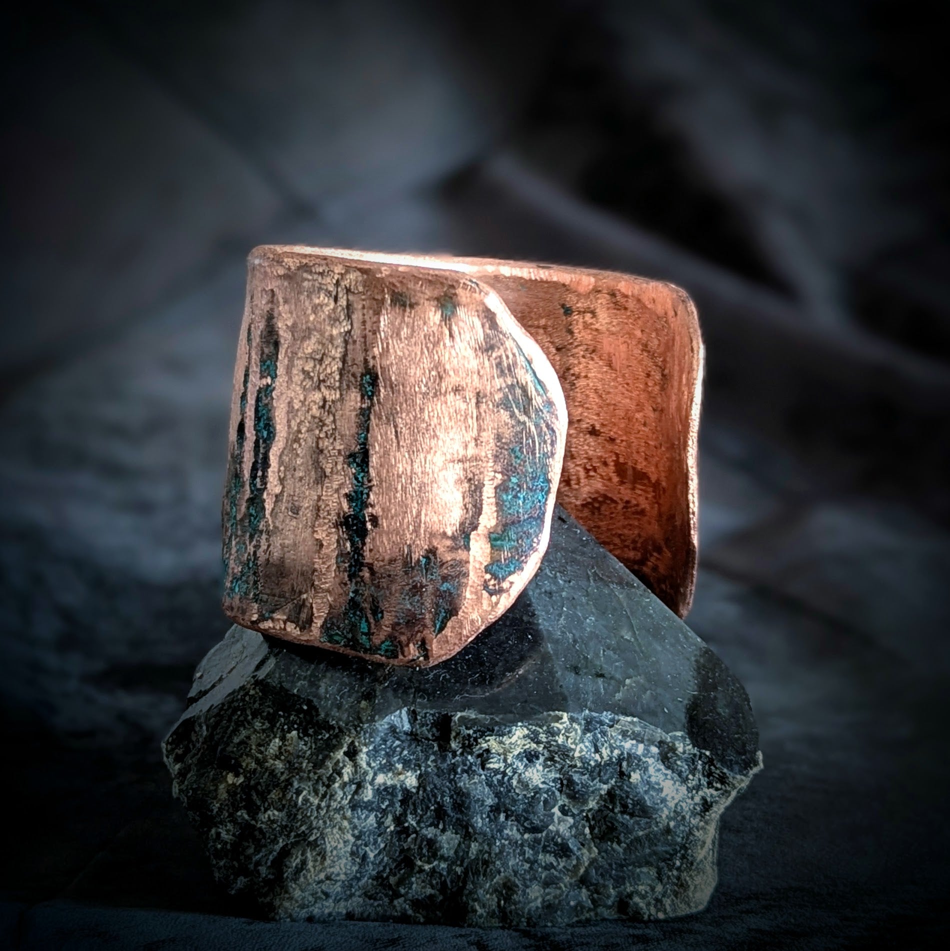 Bracelet manchette cuivre patine bleue.