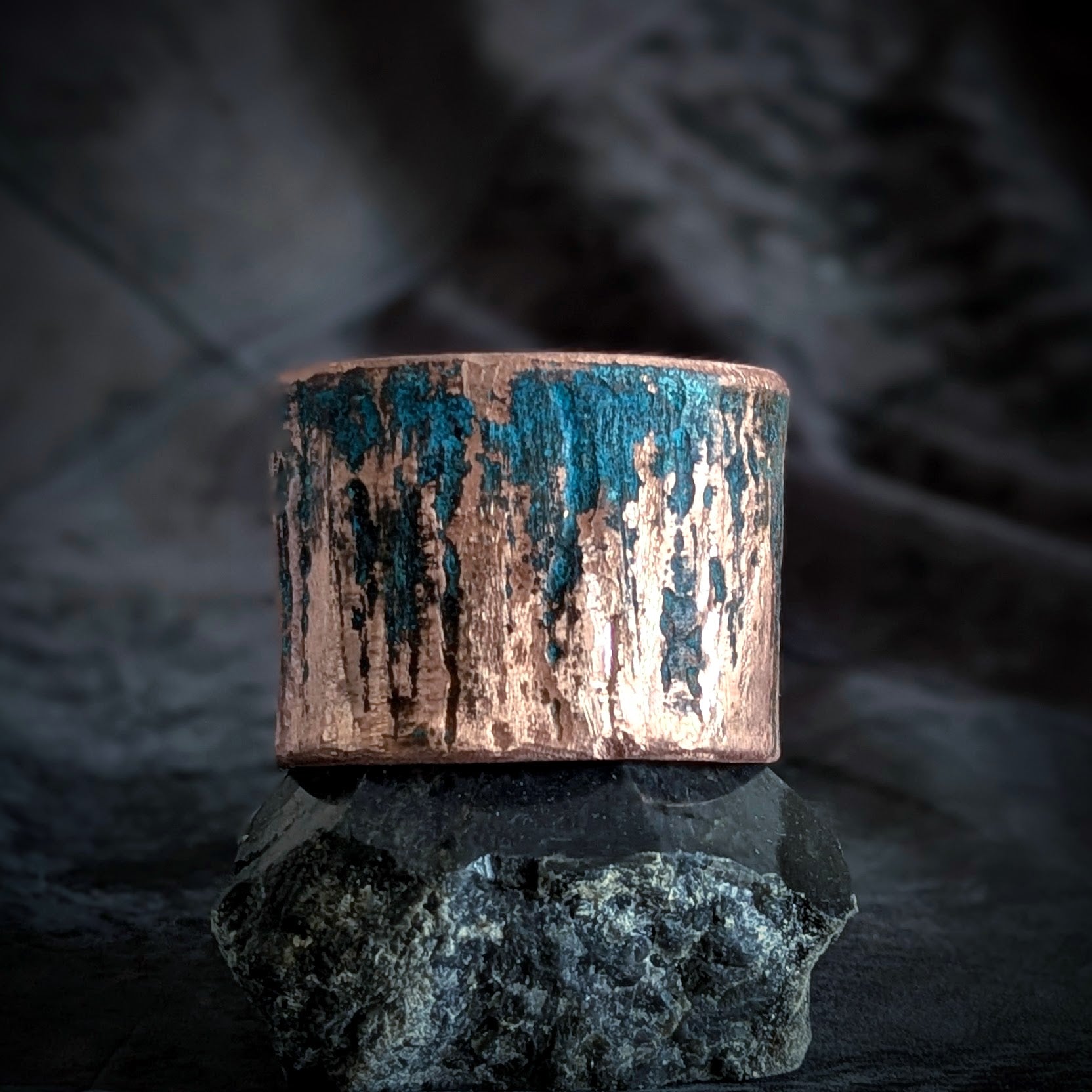Bracelet manchette cuivre patine bleue.