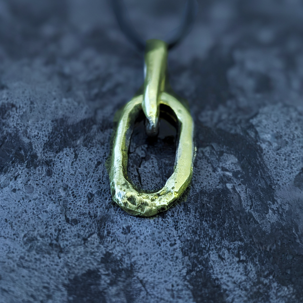 Pendentif en Laiton à texture érodée. Fabrication artisanale. Pièce unique. Bijoux fabriqués en Corse par Fabien Martinet.