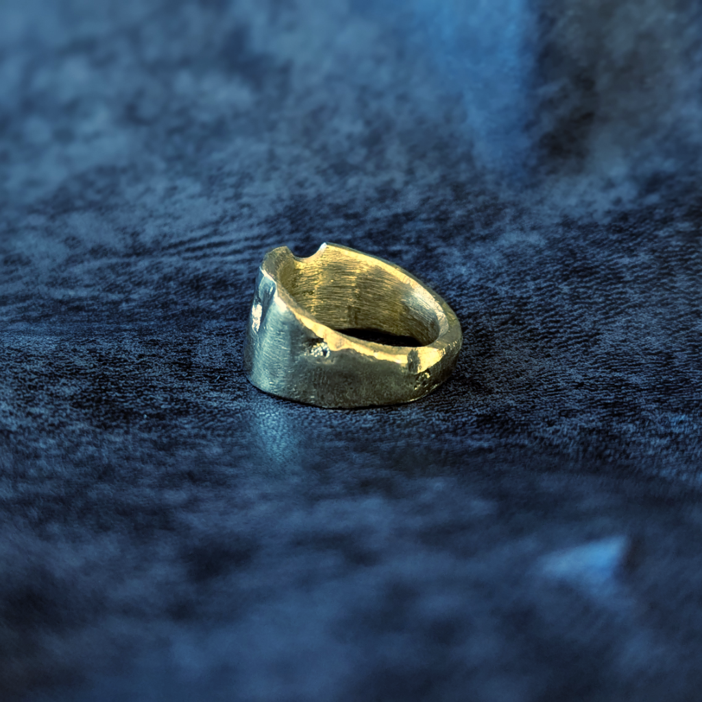 Bague en Laiton à texture érodée. Fabrication artisanale. Pièce unique. Bijoux fabriqués en Corse par Fabien Martinet.