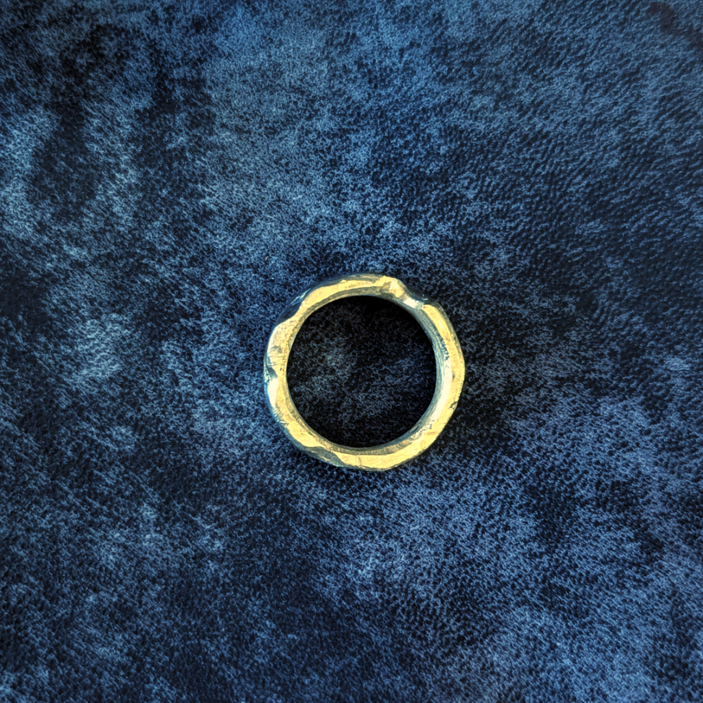 Bague en Laiton à texture érodée. Fabrication artisanale. Pièce unique. Bijoux fabriqués en Corse par Fabien Martinet.